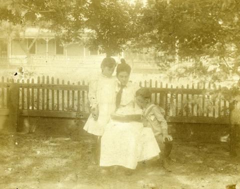Willa Cather reads to her younger siblings in the yard