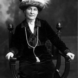 Willa Cather wearing necklace from Sarah Orne Jewett, c. 1912