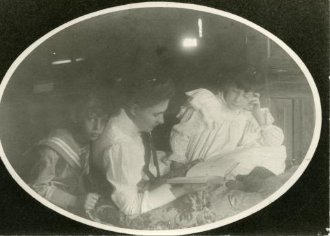 Willa Cather reads to Jack and Elsie Cather.