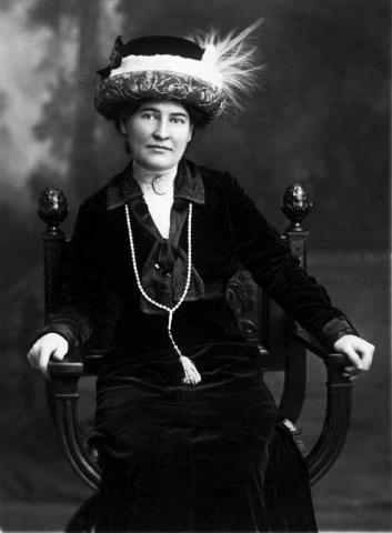 Willa Cather wearing necklace from Sarah Orne Jewett, c. 1912