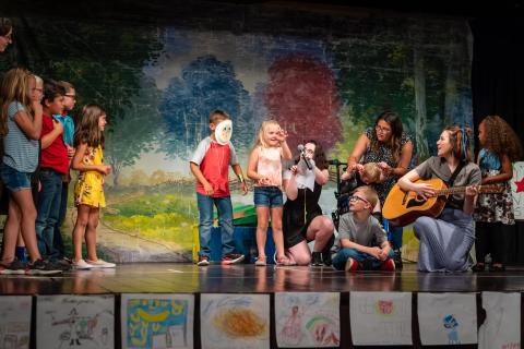 Children on stage for the 2022 Blixt performance.