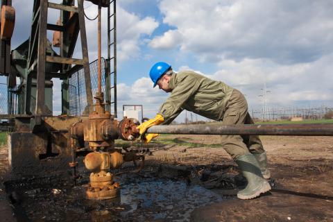 3039_oil_field_worker.jpg