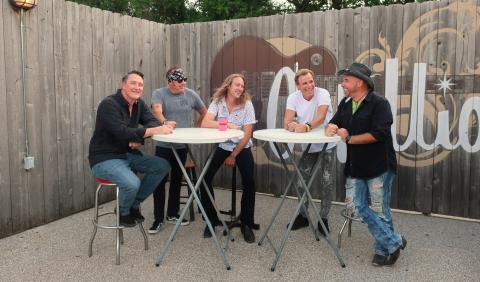 band-table-wobeer-min-min.jpg band-table-wobeer-min-min.jpg